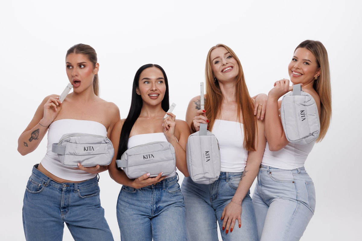 Cztery modelki KITA Cosmetics z kosmetyczkami marki