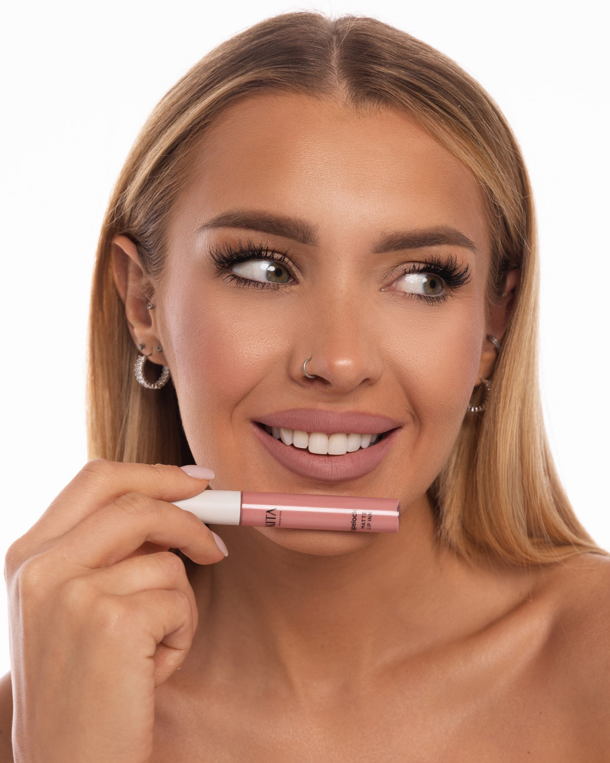 Pomadka HYPELOCK Hush na ustach modelki