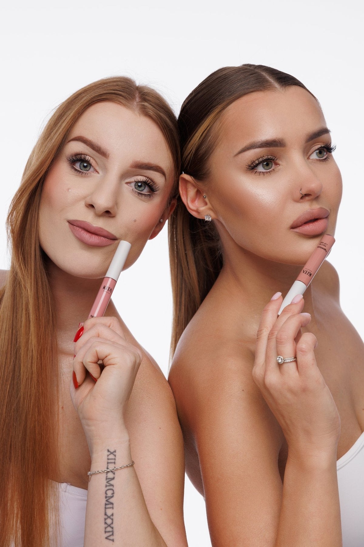 Dwie modelki KITA Cosmetics z pomadkami HYPELOCK Matte Lip Ink